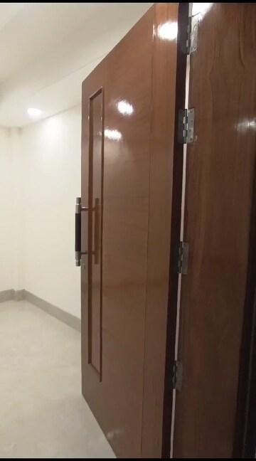 Furnished Amenities in 2 BHK Builder Floor at Mohan Garden – for Sale