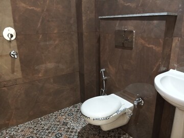 Bathroom in 3 BHK Builder Floor at BPTP District Phase 2, Sector 84 – for Sale