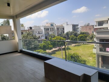 Swimming Pool in 3 BHK Builder Floor at Ansal API Esencia, Sector 67 – for Sale