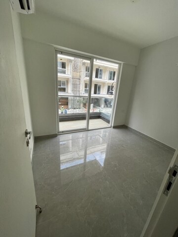 Room in 2 BHK Apartment at Suncity Avenue 76, Sector 76 – for Sale