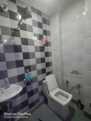 रेसिडेंशियल बिल्डर फ्लोर वर्ग यार्ड फॉर रेंट इन द्वारका मोर दिल्ली  7584667