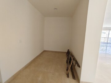 Room in 5 BHK Apartment at Hiranandani Basilius, Ghodbunder Road – for Sale