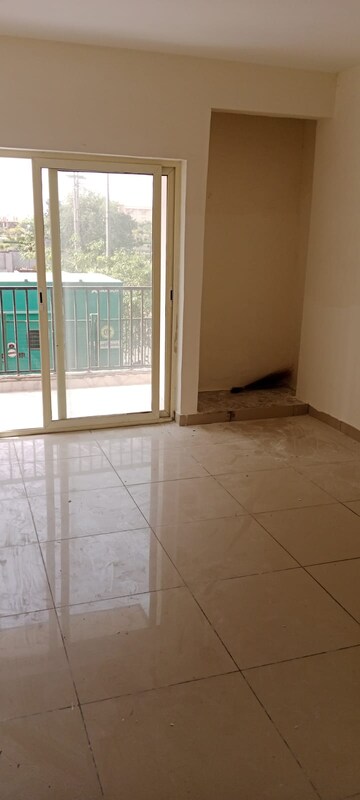Room in 3 BHK Apartment at Panchsheel Greens II, Sector 16 Greater Noida – for Sale