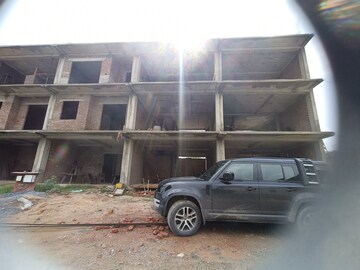 Parking in 4 BHK Builder Floor at Noida Central – for Sale