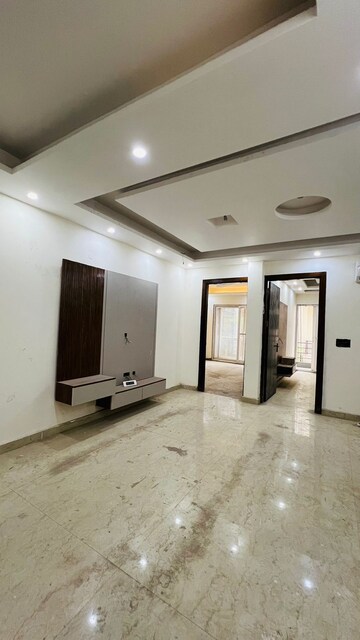 Room in 3 BHK Builder Floor at South City Arcade, Sector 41 – for Sale