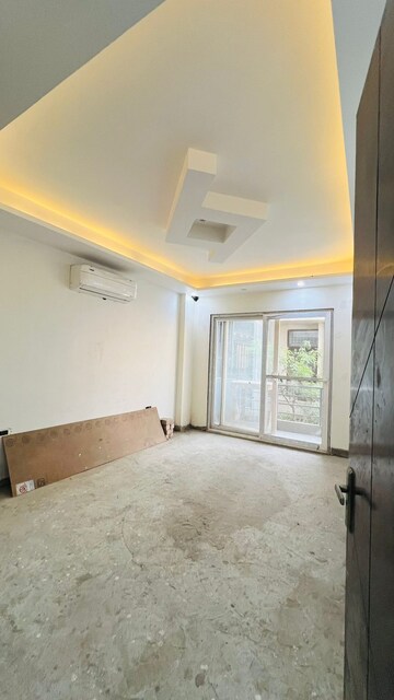 Bedroom in 3 BHK Builder Floor at South City Arcade, Sector 41 – for Sale
