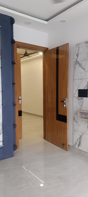 रेसिडेंशियल बिल्डर फ्लोर वर्ग फुट फॉर रेंट इन मीनाक्षी गार्डन दिल्ली  7588328