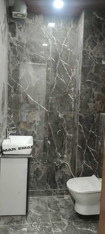 रेसिडेंशियल बिल्डर फ्लोर वर्ग फुट फॉर रेंट इन मीनाक्षी गार्डन दिल्ली  7588328