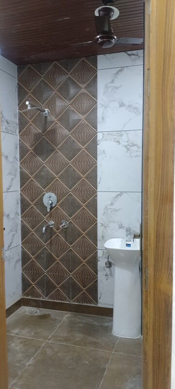 रेसिडेंशियल बिल्डर फ्लोर वर्ग फुट फॉर रेंट इन मीनाक्षी गार्डन दिल्ली  7588328