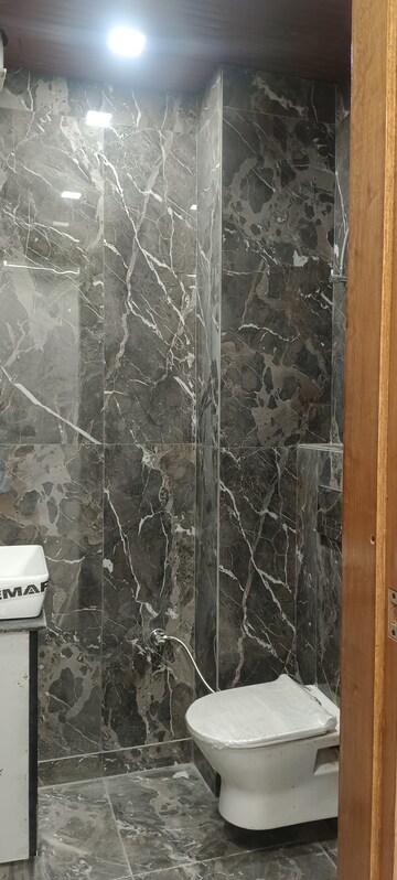 रेसिडेंशियल बिल्डर फ्लोर वर्ग फुट फॉर रेंट इन मीनाक्षी गार्डन दिल्ली  7588328