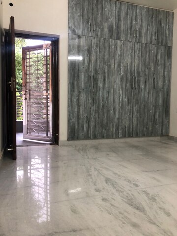 Room in 2.5 BHK Builder Floor at Paschim Vihar – for Sale
