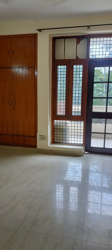Room in 3.5 BHK Builder Floor at Sector 52 – for Sale
