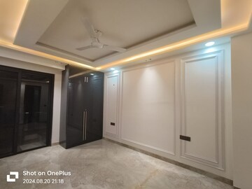 Room in 4 BHK Apartment at DLF Royale Residences, Dlf Phase I – for Sale