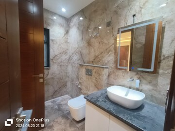 Living Room in 4 BHK Apartment at DLF Royale Residences, Dlf Phase I – for Sale