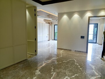 Room in 3 BHK Builder Floor at DLF Royale Residences, Dlf Phase I – for Sale