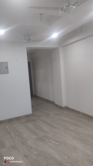 रेसिडेंशियल फ्लैट वर्ग फुट फॉर रेंट इन द्वारका मोर दिल्ली  7591822