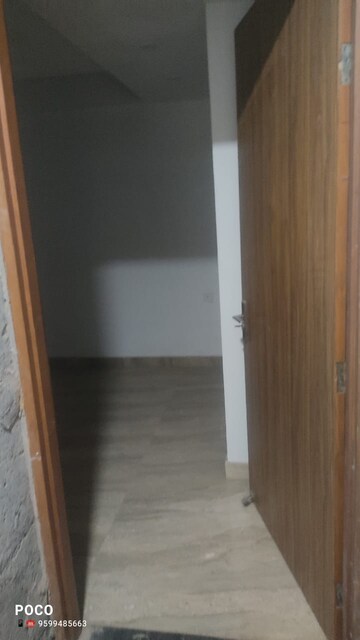 रेसिडेंशियल फ्लैट वर्ग फुट फॉर रेंट इन द्वारका मोर दिल्ली  7591822