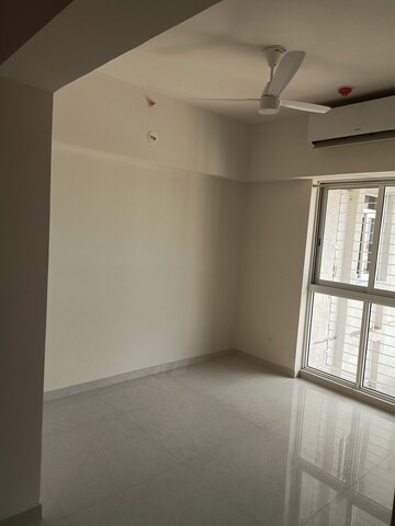 Room in 3 BHK Apartment at Lodha Amara, Kolshet Road – for Sale