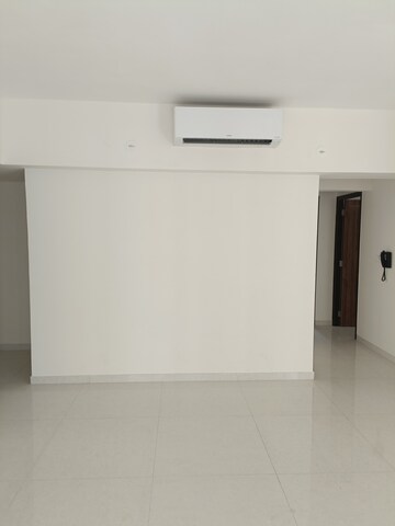 Room in 3 BHK Apartment at Lodha Amara, Kolshet Road – for Sale