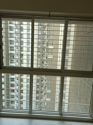 Room in 3 BHK Apartment at Lodha Amara, Kolshet Road – for Sale