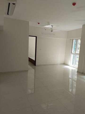 Room in 3 BHK Apartment at Lodha Amara, Kolshet Road – for Sale