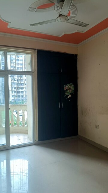 Room in 3 BHK Apartment at Amrapali Crystal Homes, Sector 76 – for Sale