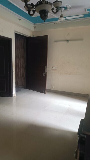 Room in 3 BHK Apartment at Amrapali Crystal Homes, Sector 76 – for Sale