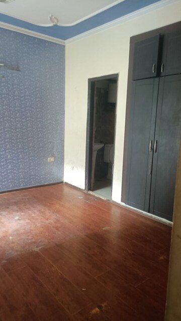Room in 3 BHK Apartment at Amrapali Crystal Homes, Sector 76 – for Sale