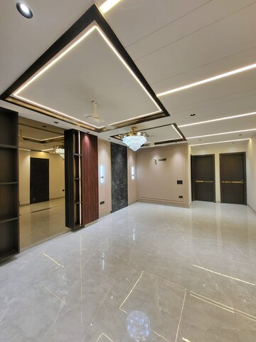 Room in 3 BHK Builder Floor at Unitech South City 1, South City 1 – for Sale