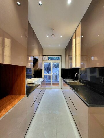 Building Lobby in 3 BHK Builder Floor at Unitech South City 1, South City 1 – for Sale