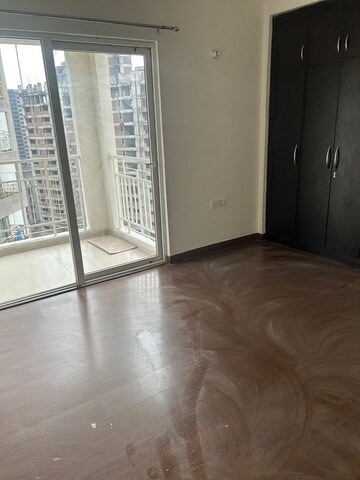 Room in 3 BHK Apartment at Mapsko Paradise, Sector 83 – for Rent