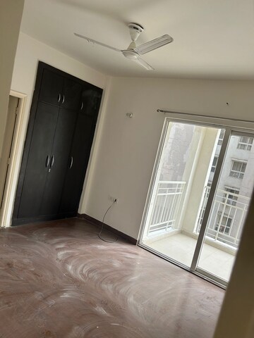 Room in 3 BHK Apartment at Mapsko Paradise, Sector 83 – for Rent