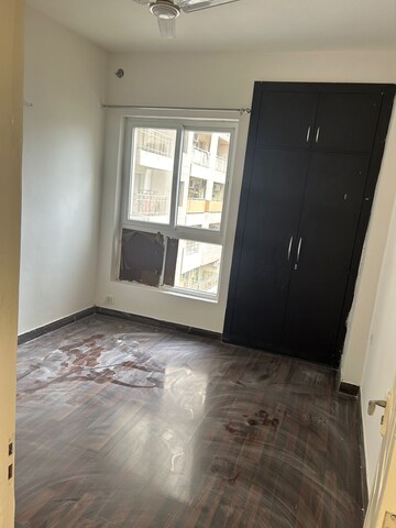 Room in 3 BHK Apartment at Mapsko Paradise, Sector 83 – for Rent