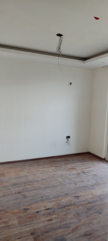 Room in 3 BHK Apartment at Omaxe Lake, North Mullanpur – for Sale