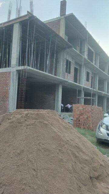 Parking in 2 BHK Builder Floor at Noida Central – for Sale
