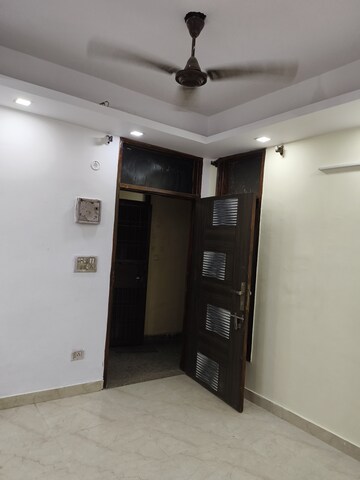 Room in 2 BHK Builder Floor at Mahavir Enclave – for Sale