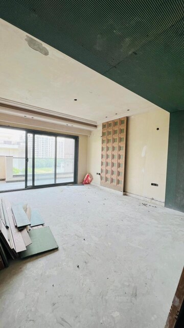 Room in 4 BHK Builder Floor at Auram Floor, South City 2 – for Sale