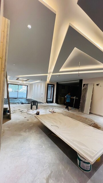 Parking in 4 BHK Builder Floor at Auram Floor, South City 2 – for Sale