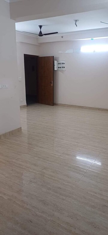 Room in 2 BHK Apartment at Amrapali Golf Homes, Sector 4, Greater Noida – for Sale