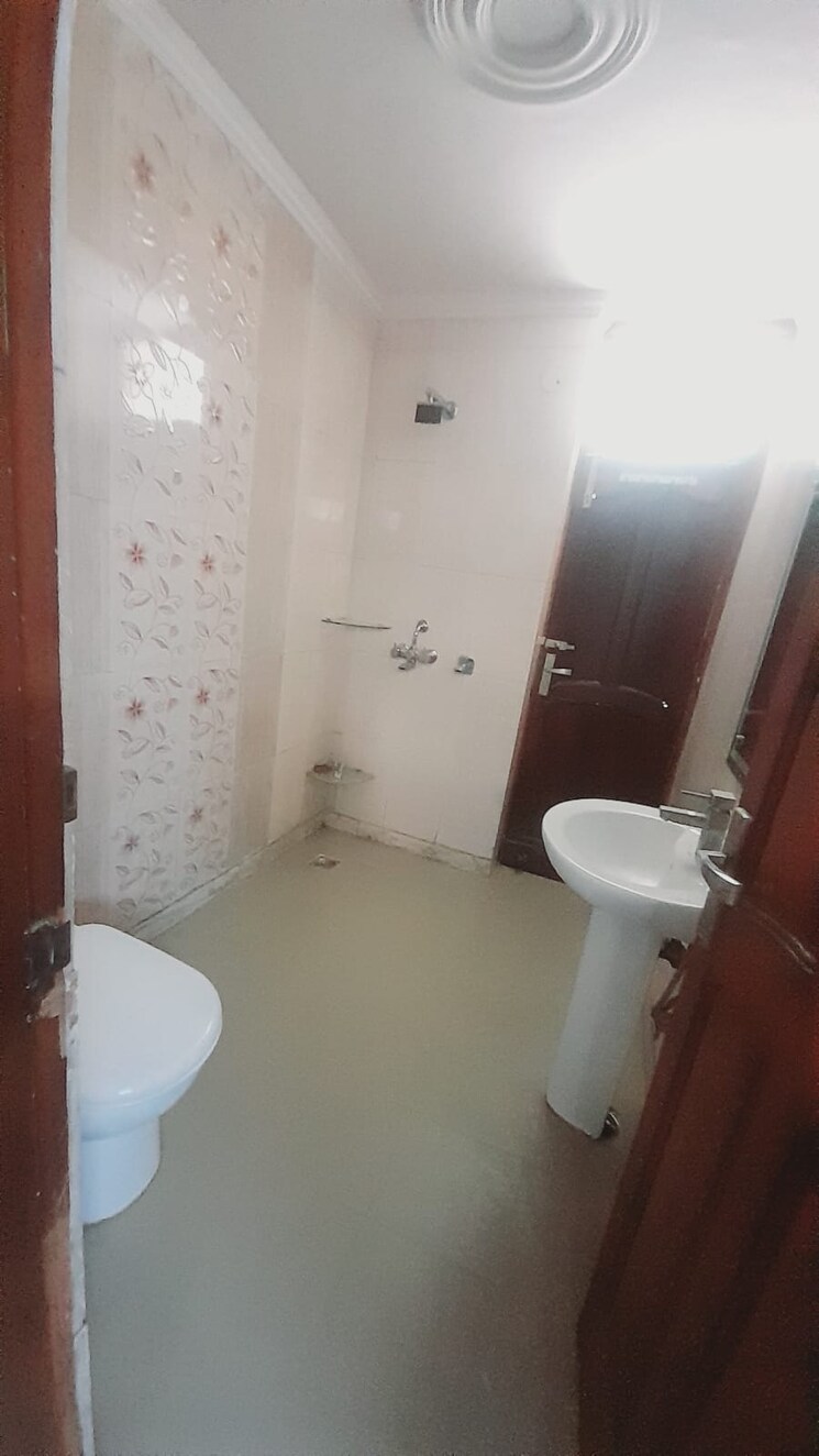 Bathroom, bina-kumari-chs 3 Bedroom 1200 Sq.Ft. Apartment In Mulund East Mumbai 7595393