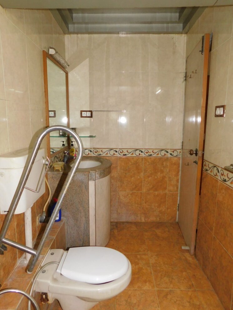 Bathroom, akshay-girikunj-apartment 4 Bedroom 1610 Sq.Ft. Apartment In Andheri West Mumbai 7595593