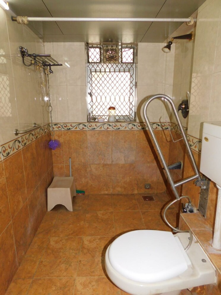 Bathroom, akshay-girikunj-apartment 4 Bedroom 1610 Sq.Ft. Apartment In Andheri West Mumbai 7595593