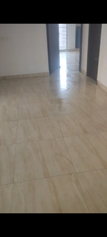 Room in 3.5 BHK Apartment at Town Park White Orchid, Sector 16c Greater Noida – for Sale