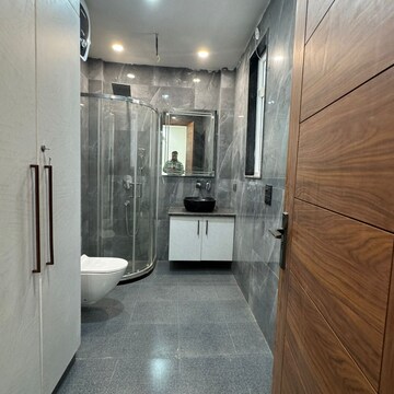 Building Lobby in 3.5 BHK Builder Floor at SS Mayfield Gardens, Mayfield Garden – for Sale