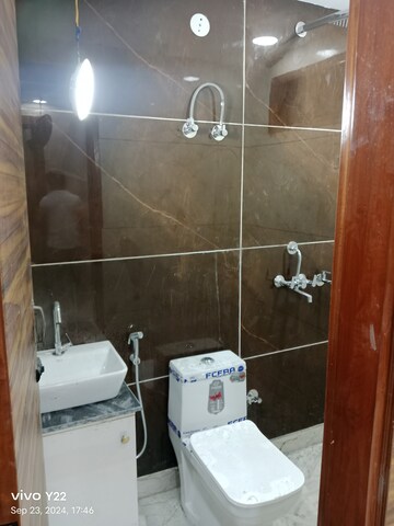 Furnished Amenities in 2.5 BHK Builder Floor at Laxmi Nagar – for Sale