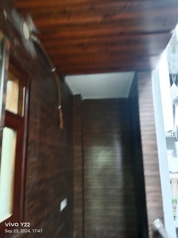 Furnished Amenities in 2.5 BHK Builder Floor at Laxmi Nagar – for Sale