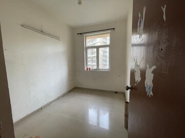 Room in 2.5 BHK Apartment at Mahagun Mywoods, Sector 16c Greater Noida – for Sale