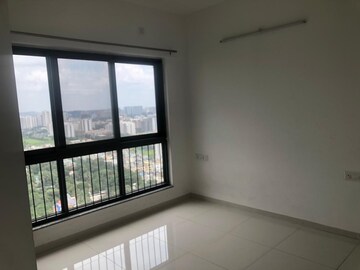 Room in 1.5 BHK Apartment at Amanora Gold Towers, Hadapsar – for Sale
