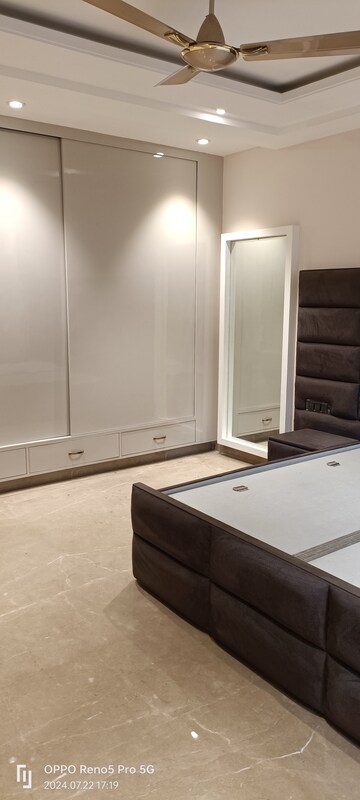 Room in 4 BHK Builder Floor at Janakpuri – for Sale
