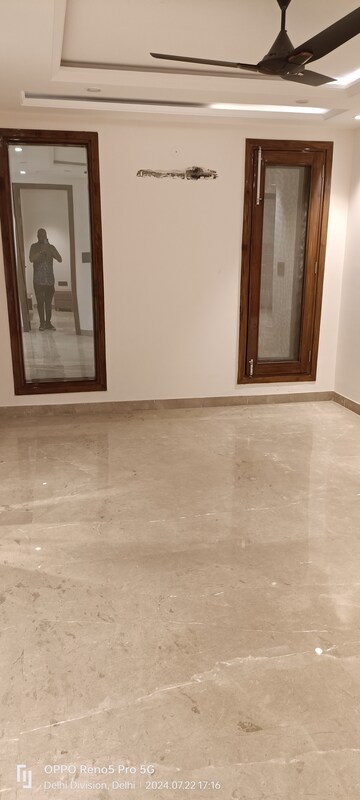Room in 4 BHK Builder Floor at Janakpuri – for Sale